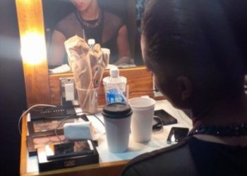 Oops..! Blackberry’s Creative Director Alicia Keys tweets via…iPhone!