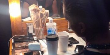 Oops..! Blackberry’s Creative Director Alicia Keys tweets via…iPhone!