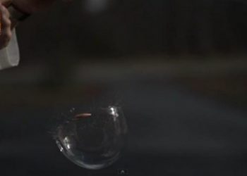 Bubble bursting in slow motion