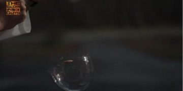 Bubble bursting in slow motion